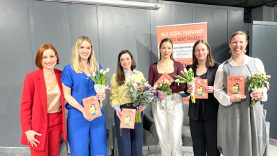 Autorka Mária Rusnáková (uprostred v žltom) s odbornými garantkami MUDr. Tallovou, MUDr. Jaššovou, Mgr. Kozákovou, podporovateľkou projektu Barborou Kudláčovou ( AMAkids Slovensko) a moderátorkou udalosti na krste knihy v Piešťanoch