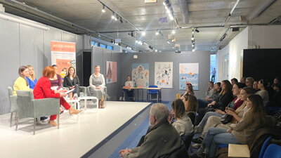 Diskusia s odborníčkami a autorkou Máriou Rusnákovou počas krstu knihy o prvej menštruácii v Mestskej knižnici v Piešťanoch