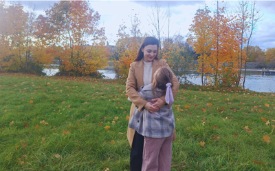 Autorka knihy Mária Rusnáková s dcérou v prírode