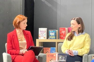 Autorka Mária Rusnáková (v žltom) v rozhovore s moderátorkou o knihe Už viem... všetko o prvej menštruácii na krste v Piešťanoch